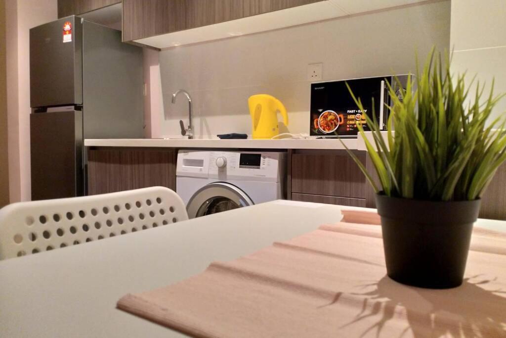 Hb1512- Hyve Unit, View, Cyberjaya, Free Wi-fi, Free Parking, Netflix,pool, 3038 Apartment