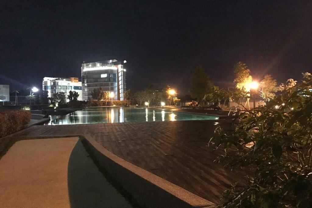 Hb1512- Hyve Unit, View, Cyberjaya, Free Wi-fi, Free Parking, Netflix,pool, 3038 Apartment