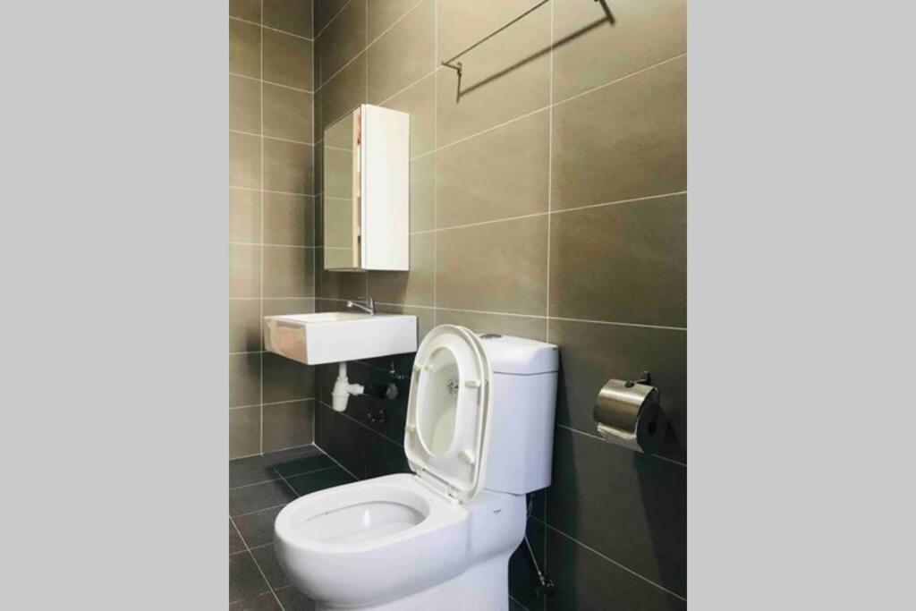 Hb1512- Hyve Unit, View, Cyberjaya, Free Wi-fi, Free Parking, Netflix,pool, 3038 * Cyberjaya