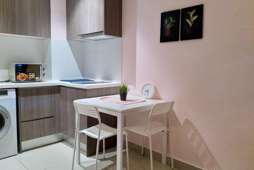 Hb1512- Hyve Unit, View, Cyberjaya, Free Wi-fi, Free Parking, Netflix,pool, 3038 Apartment